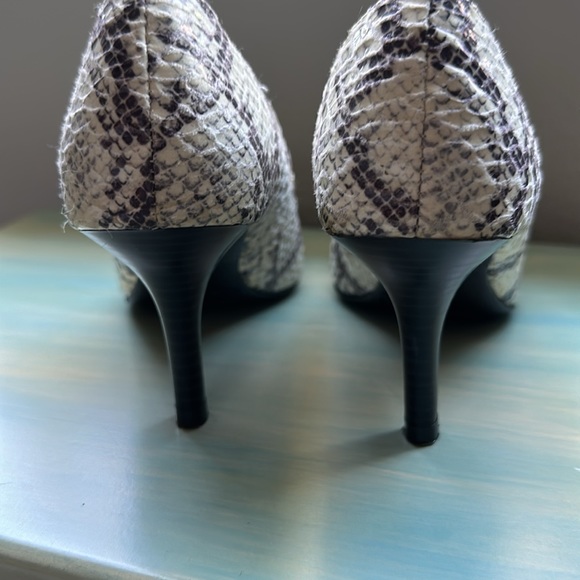 Snake textured pumps - Picture 2 of 7